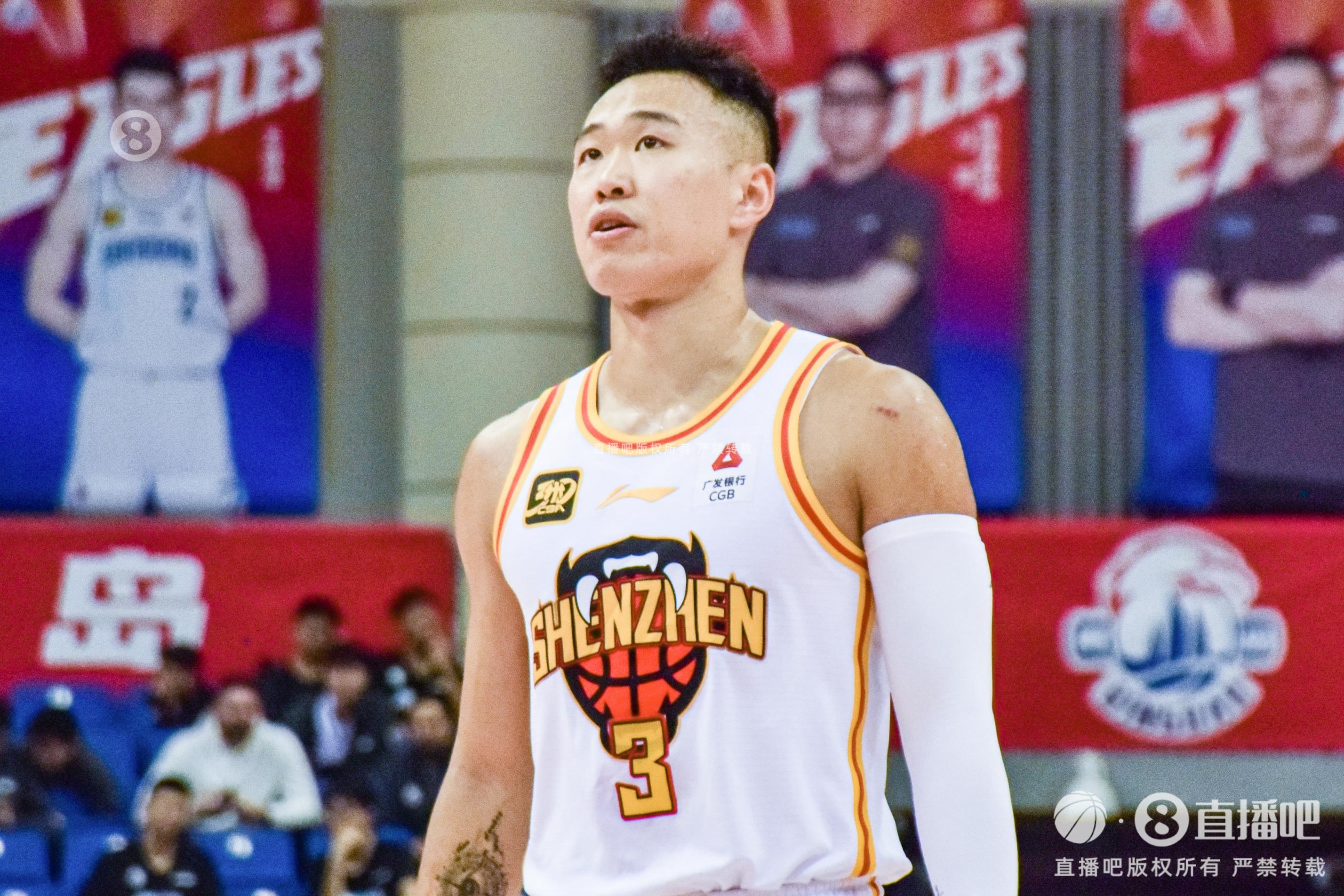 下半場(chǎng)沒給打！賀希寧14分鐘3中0無得分 僅拿3籃板